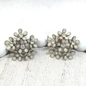 Title: J. Crew Vintage 80s Cream Flower Clip-Ons ✨